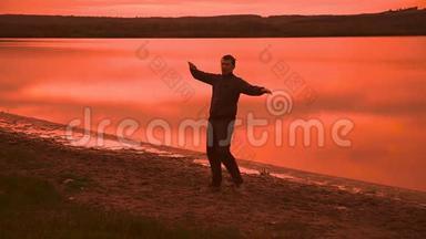 男子从事体操瑜伽的自然夕阳剪影红色运动